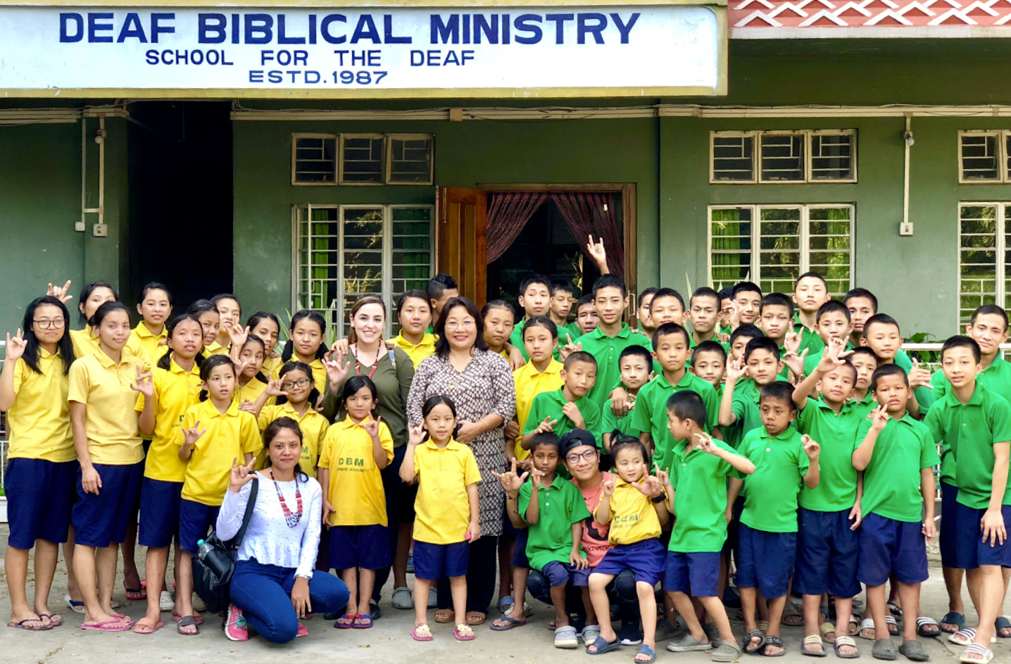 Deaf students together with Justin and the teachers 